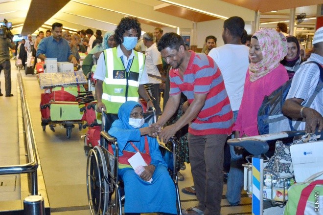ސެޕްޓެމްބަރ 28، 2015: 1436 ވަނަ އަހަރުގެ ހައްޖުގެ މަތިވެރި އަޅުކަމަށް ދިޔަ ދިވެހި ހައްޖާޖީންގެ ފުރަތަމަ ގުރޫޕު އެންބުރި އައުމަށްފަހު ހުޅުލޭ އެއާޕޯޓުގައި -- ސަންފޮޓޯ/ އަލީ ނަސީރު