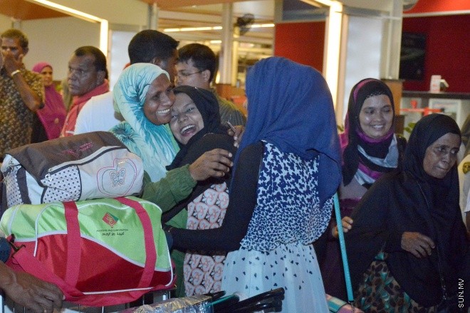 ސެޕްޓެމްބަރ 28، 2015: 1436 ވަނަ އަހަރުގެ ހައްޖުގެ މަތިވެރި އަޅުކަމަށް ދިޔަ ދިވެހި ހައްޖާޖީންގެ ފުރަތަމަ ގުރޫޕު އެންބުރި އައުމަށްފަހު ހުޅުލޭ އެއާޕޯޓުގައި -- ސަންފޮޓޯ/ އަލީ ނަސީރު