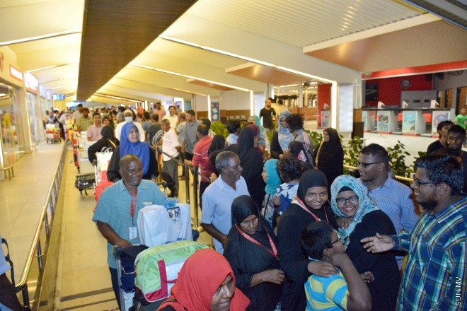 ސެޕްޓެމްބަރ 28، 2015: 1436 ވަނަ އަހަރުގެ ހައްޖުގެ މަތިވެރި އަޅުކަމަށް ދިޔަ ދިވެހި ހައްޖާޖީންގެ ފުރަތަމަ ގުރޫޕު އެންބުރި އައުމަށްފަހު ހުޅުލޭ އެއާޕޯޓުގައި -- ސަންފޮޓޯ/ އަލީ ނަސީރު