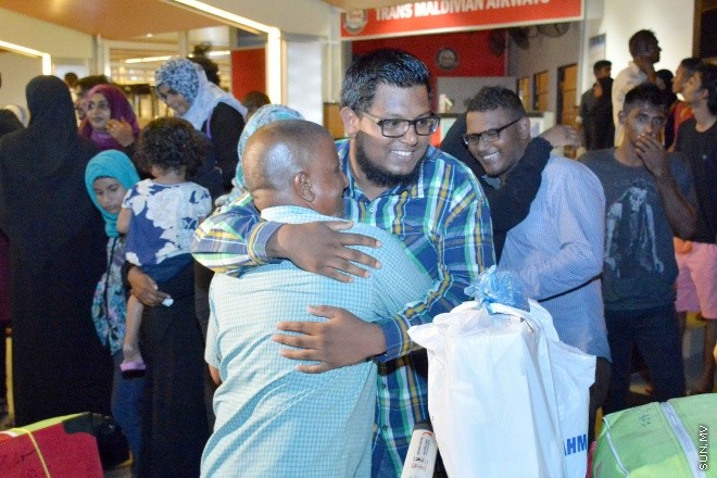 ސެޕްޓެމްބަރ 28، 2015: 1436 ވަނަ އަހަރުގެ ހައްޖުގެ މަތިވެރި އަޅުކަމަށް ދިޔަ ދިވެހި ހައްޖާޖީންގެ ފުރަތަމަ ގުރޫޕު އެންބުރި އައުމަށްފަހު ހުޅުލޭ އެއާޕޯޓުގައި -- ސަންފޮޓޯ/ އަލީ ނަސީރު
