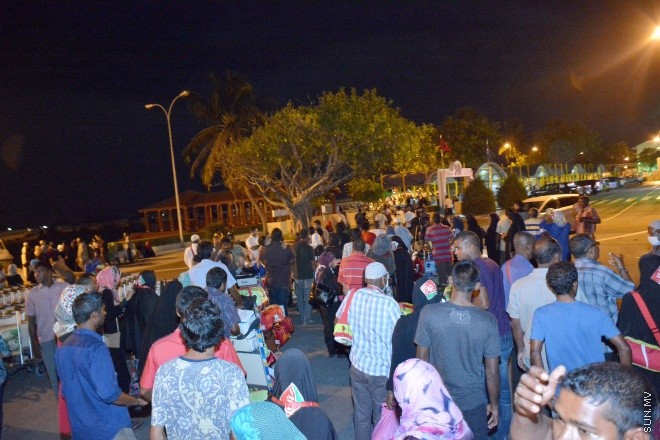 ސެޕްޓެމްބަރ 28، 2015: 1436 ވަނަ އަހަރުގެ ހައްޖުގެ މަތިވެރި އަޅުކަމަށް ދިޔަ ދިވެހި ހައްޖާޖީންގެ ފުރަތަމަ ގުރޫޕު އެންބުރި އައުމަށްފަހު ހުޅުލޭ އެއާޕޯޓުގައި -- ސަންފޮޓޯ/ އަލީ ނަސީރު