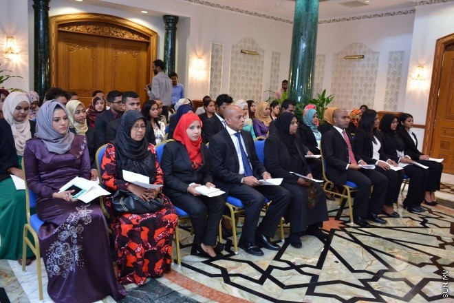 ސެޕްޓެމްބަރ 30، 2015: ހަތާވީސް ބޭފުޅަކަށް ގާނޫނީ ވަކީލު ކަމުގެ ހުއްދަ ދިނުމަށް ސުޕްރީމް ކޯޓުގައި ބޭއްވި ރަސްމިއްޔާތުގެ ތެރެއިން: ސަން ފޮޓޯ: ފަޔާޒު މޫސާ