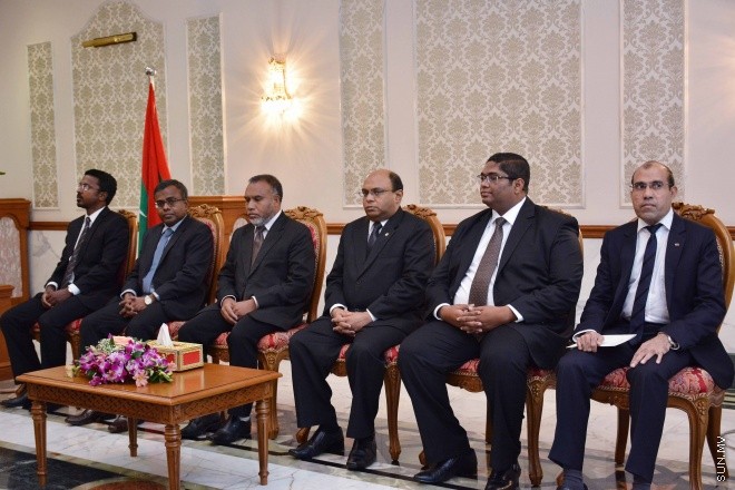 ސެޕްޓެމްބަރ 30، 2015: ހަތާވީސް ބޭފުޅަކަށް ގާނޫނީ ވަކީލު ކަމުގެ ހުއްދަ ދިނުމަށް ސުޕްރީމް ކޯޓުގައި ބޭއްވި ރަސްމިއްޔާތުގެ ތެރެއިން: ސަން ފޮޓޯ: ފަޔާޒު މޫސާ