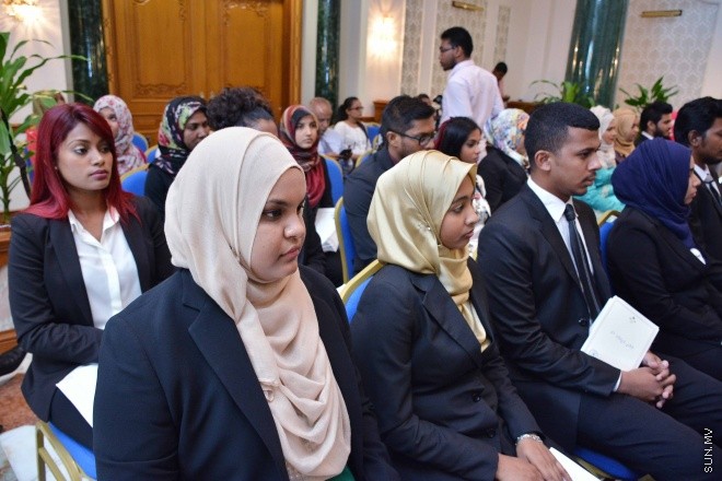 ސެޕްޓެމްބަރ 30، 2015: ހަތާވީސް ބޭފުޅަކަށް ގާނޫނީ ވަކީލު ކަމުގެ ހުއްދަ ދިނުމަށް ސުޕްރީމް ކޯޓުގައި ބޭއްވި ރަސްމިއްޔާތުގެ ތެރެއިން: ސަން ފޮޓޯ: ފަޔާޒު މޫސާ