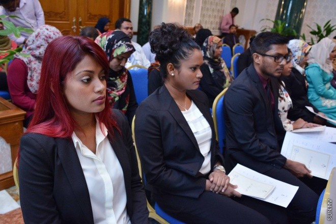 ސެޕްޓެމްބަރ 30، 2015: ހަތާވީސް ބޭފުޅަކަށް ގާނޫނީ ވަކީލު ކަމުގެ ހުއްދަ ދިނުމަށް ސުޕްރީމް ކޯޓުގައި ބޭއްވި ރަސްމިއްޔާތުގެ ތެރެއިން: ސަން ފޮޓޯ: ފަޔާޒު މޫސާ