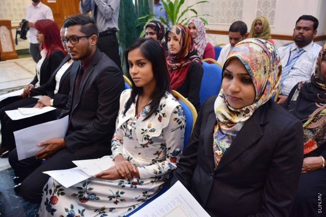 ސެޕްޓެމްބަރ 30، 2015: ހަތާވީސް ބޭފުޅަކަށް ގާނޫނީ ވަކީލު ކަމުގެ ހުއްދަ ދިނުމަށް ސުޕްރީމް ކޯޓުގައި ބޭއްވި ރަސްމިއްޔާތުގެ ތެރެއިން: ސަން ފޮޓޯ: ފަޔާޒު މޫސާ