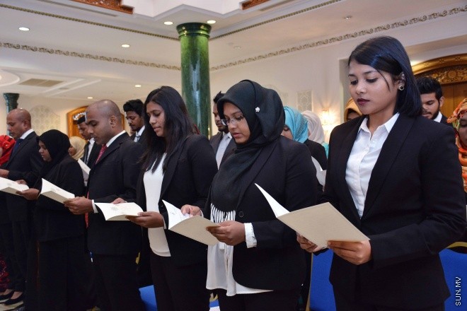 ސެޕްޓެމްބަރ 30، 2015: ހަތާވީސް ބޭފުޅަކަށް ގާނޫނީ ވަކީލު ކަމުގެ ހުއްދަ ދިނުމަށް ސުޕްރީމް ކޯޓުގައި ބޭއްވި ރަސްމިއްޔާތުގެ ތެރެއިން: ސަން ފޮޓޯ: ފަޔާޒު މޫސާ