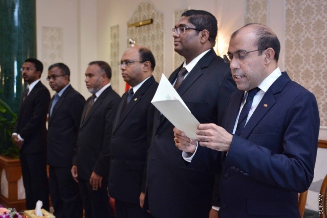 ސެޕްޓެމްބަރ 30، 2015: ހަތާވީސް ބޭފުޅަކަށް ގާނޫނީ ވަކީލު ކަމުގެ ހުއްދަ ދިނުމަށް ސުޕްރީމް ކޯޓުގައި ބޭއްވި ރަސްމިއްޔާތުގެ ތެރެއިން: ސަން ފޮޓޯ: ފަޔާޒު މޫސާ