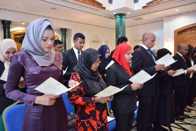 ސެޕްޓެމްބަރ 30، 2015: ހަތާވީސް ބޭފުޅަކަށް ގާނޫނީ ވަކީލު ކަމުގެ ހުއްދަ ދިނުމަށް ސުޕްރީމް ކޯޓުގައި ބޭއްވި ރަސްމިއްޔާތުގެ ތެރެއިން: ސަން ފޮޓޯ: ފަޔާޒު މޫސާ