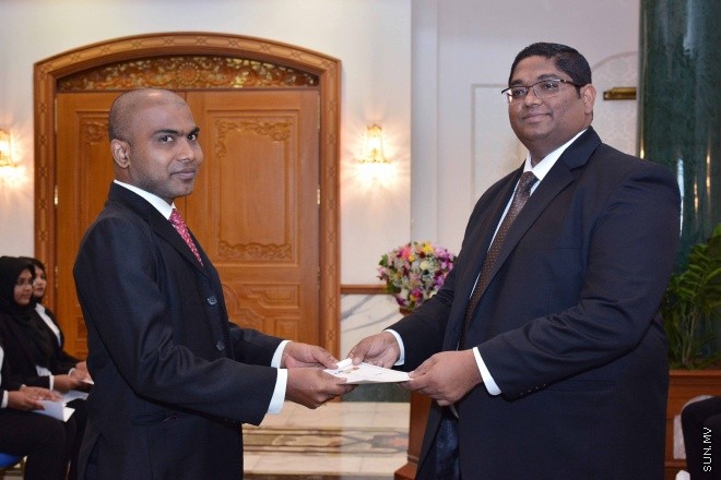 ސެޕްޓެމްބަރ 30، 2015: ހަތާވީސް ބޭފުޅަކަށް ގާނޫނީ ވަކީލު ކަމުގެ ހުއްދަ ދިނުމަށް ސުޕްރީމް ކޯޓުގައި ބޭއްވި ރަސްމިއްޔާތުގެ ތެރެއިން: ސަން ފޮޓޯ: ފަޔާޒު މޫސާ