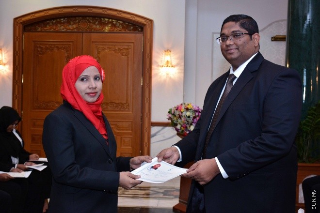ސެޕްޓެމްބަރ 30، 2015: ހަތާވީސް ބޭފުޅަކަށް ގާނޫނީ ވަކީލު ކަމުގެ ހުއްދަ ދިނުމަށް ސުޕްރީމް ކޯޓުގައި ބޭއްވި ރަސްމިއްޔާތުގެ ތެރެއިން: ސަން ފޮޓޯ: ފަޔާޒު މޫސާ