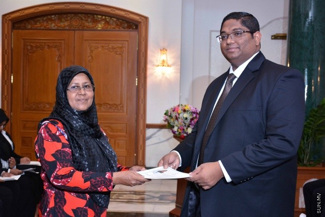 ސެޕްޓެމްބަރ 30، 2015: ހަތާވީސް ބޭފުޅަކަށް ގާނޫނީ ވަކީލު ކަމުގެ ހުއްދަ ދިނުމަށް ސުޕްރީމް ކޯޓުގައި ބޭއްވި ރަސްމިއްޔާތުގެ ތެރެއިން: ސަން ފޮޓޯ: ފަޔާޒު މޫސާ