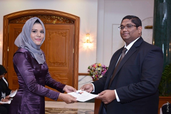 ސެޕްޓެމްބަރ 30، 2015: ހަތާވީސް ބޭފުޅަކަށް ގާނޫނީ ވަކީލު ކަމުގެ ހުއްދަ ދިނުމަށް ސުޕްރީމް ކޯޓުގައި ބޭއްވި ރަސްމިއްޔާތުގެ ތެރެއިން: ސަން ފޮޓޯ: ފަޔާޒު މޫސާ