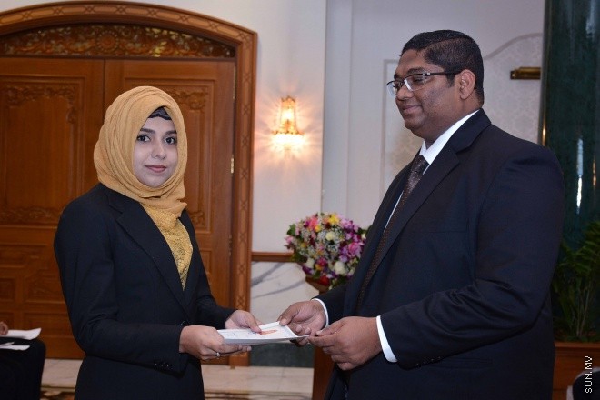 ސެޕްޓެމްބަރ 30، 2015: ހަތާވީސް ބޭފުޅަކަށް ގާނޫނީ ވަކީލު ކަމުގެ ހުއްދަ ދިނުމަށް ސުޕްރީމް ކޯޓުގައި ބޭއްވި ރަސްމިއްޔާތުގެ ތެރެއިން: ސަން ފޮޓޯ: ފަޔާޒު މޫސާ