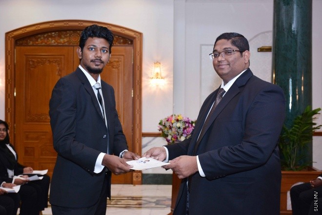 ސެޕްޓެމްބަރ 30، 2015: ހަތާވީސް ބޭފުޅަކަށް ގާނޫނީ ވަކީލު ކަމުގެ ހުއްދަ ދިނުމަށް ސުޕްރީމް ކޯޓުގައި ބޭއްވި ރަސްމިއްޔާތުގެ ތެރެއިން: ސަން ފޮޓޯ: ފަޔާޒު މޫސާ