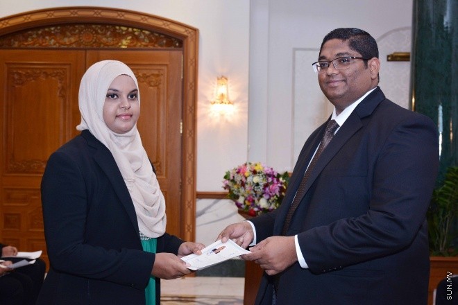 ސެޕްޓެމްބަރ 30، 2015: ހަތާވީސް ބޭފުޅަކަށް ގާނޫނީ ވަކީލު ކަމުގެ ހުއްދަ ދިނުމަށް ސުޕްރީމް ކޯޓުގައި ބޭއްވި ރަސްމިއްޔާތުގެ ތެރެއިން: ސަން ފޮޓޯ: ފަޔާޒު މޫސާ