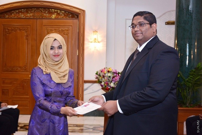 ސެޕްޓެމްބަރ 30، 2015: ހަތާވީސް ބޭފުޅަކަށް ގާނޫނީ ވަކީލު ކަމުގެ ހުއްދަ ދިނުމަށް ސުޕްރީމް ކޯޓުގައި ބޭއްވި ރަސްމިއްޔާތުގެ ތެރެއިން: ސަން ފޮޓޯ: ފަޔާޒު މޫސާ
