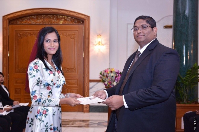 ސެޕްޓެމްބަރ 30، 2015: ހަތާވީސް ބޭފުޅަކަށް ގާނޫނީ ވަކީލު ކަމުގެ ހުއްދަ ދިނުމަށް ސުޕްރީމް ކޯޓުގައި ބޭއްވި ރަސްމިއްޔާތުގެ ތެރެއިން: ސަން ފޮޓޯ: ފަޔާޒު މޫސާ