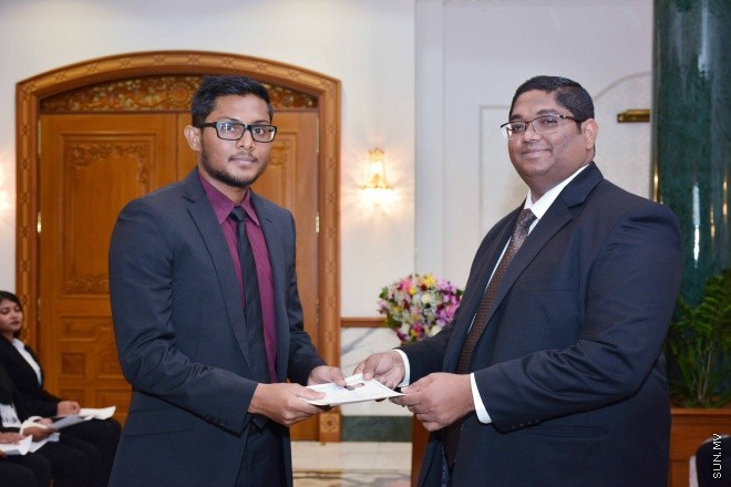 ސެޕްޓެމްބަރ 30، 2015: ހަތާވީސް ބޭފުޅަކަށް ގާނޫނީ ވަކީލު ކަމުގެ ހުއްދަ ދިނުމަށް ސުޕްރީމް ކޯޓުގައި ބޭއްވި ރަސްމިއްޔާތުގެ ތެރެއިން: ސަން ފޮޓޯ: ފަޔާޒު މޫސާ