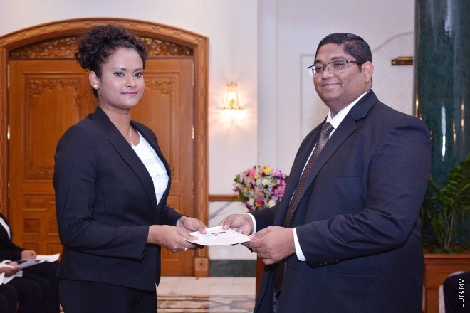 ސެޕްޓެމްބަރ 30، 2015: ހަތާވީސް ބޭފުޅަކަށް ގާނޫނީ ވަކީލު ކަމުގެ ހުއްދަ ދިނުމަށް ސުޕްރީމް ކޯޓުގައި ބޭއްވި ރަސްމިއްޔާތުގެ ތެރެއިން: ސަން ފޮޓޯ: ފަޔާޒު މޫސާ