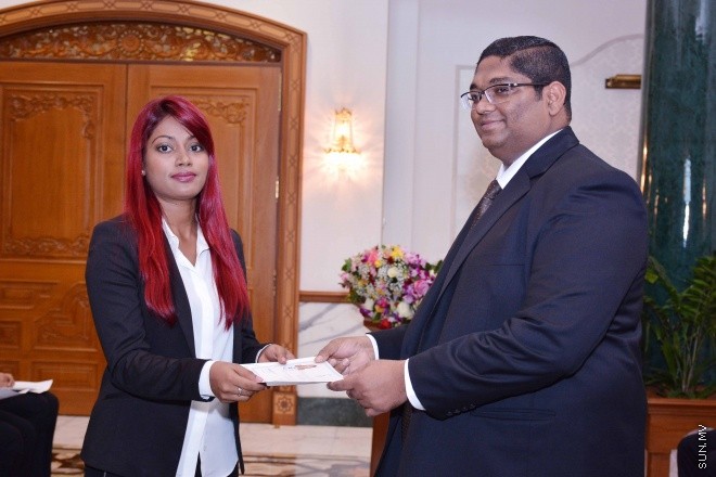 ސެޕްޓެމްބަރ 30، 2015: ހަތާވީސް ބޭފުޅަކަށް ގާނޫނީ ވަކީލު ކަމުގެ ހުއްދަ ދިނުމަށް ސުޕްރީމް ކޯޓުގައި ބޭއްވި ރަސްމިއްޔާތުގެ ތެރެއިން: ސަން ފޮޓޯ: ފަޔާޒު މޫސާ