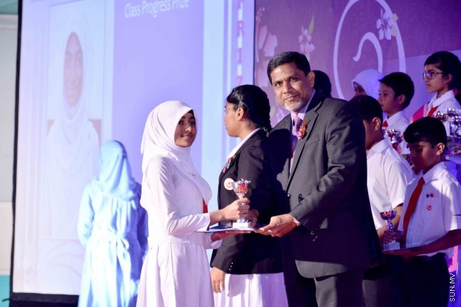 ސެޕްޓެމްބަރ 30، 2015: އިސްކަންދަރު ސްކޫލުގެ، 2014 ވަނަ އަހަރުގެ އަހަރީ އިނާމު ދިނުމުގެ ޖަލްސާގެ ތެރެއިން -- ސަންފޮޓޯ/ އަލީ ނަސީރު