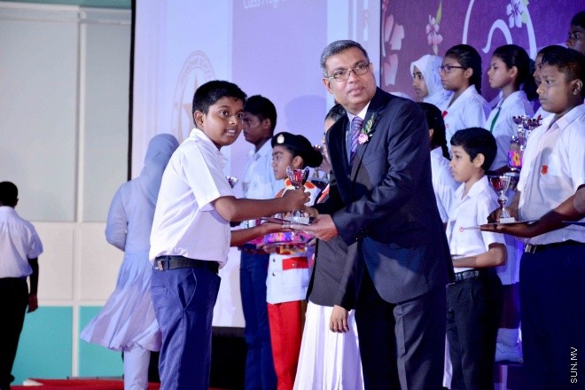 ސެޕްޓެމްބަރ 30، 2015: އިސްކަންދަރު ސްކޫލުގެ، 2014 ވަނަ އަހަރުގެ އަހަރީ އިނާމު ދިނުމުގެ ޖަލްސާގެ ތެރެއިން -- ސަންފޮޓޯ/ އަލީ ނަސީރު
