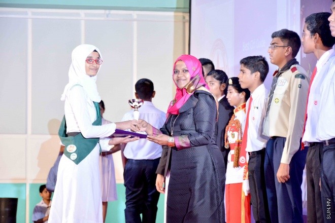ސެޕްޓެމްބަރ 30، 2015: އިސްކަންދަރު ސްކޫލުގެ، 2014 ވަނަ އަހަރުގެ އަހަރީ އިނާމު ދިނުމުގެ ޖަލްސާގެ ތެރެއިން -- ސަންފޮޓޯ/ އަލީ ނަސީރު