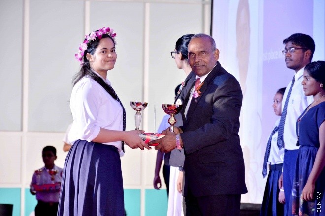ސެޕްޓެމްބަރ 30، 2015: އިސްކަންދަރު ސްކޫލުގެ، 2014 ވަނަ އަހަރުގެ އަހަރީ އިނާމު ދިނުމުގެ ޖަލްސާގެ ތެރެއިން -- ސަންފޮޓޯ/ އަލީ ނަސީރު