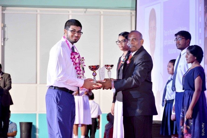 ސެޕްޓެމްބަރ 30، 2015: އިސްކަންދަރު ސްކޫލުގެ، 2014 ވަނަ އަހަރުގެ އަހަރީ އިނާމު ދިނުމުގެ ޖަލްސާގެ ތެރެއިން -- ސަންފޮޓޯ/ އަލީ ނަސީރު