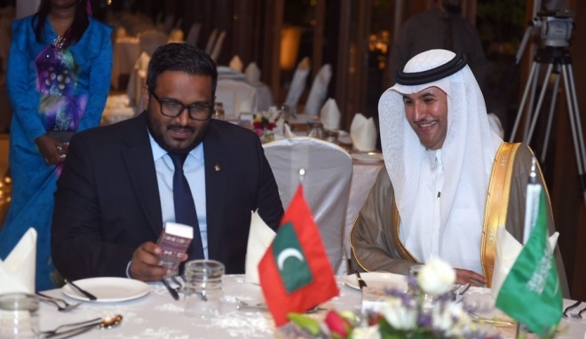 އޮކްޓޯބަރ 2، 2015: ސަޢުދީ ޢަރަބިއްޔާގެ 85 ވަނަ ގައުމީ ދުވަސް ފާހަގަ ކުރުމަށް ޕެރަޑައިސް އައިލެންޑް ރިޒޯޓްގައި ބޭއްވި ހަފްލާގެ ތެރެއިން -- ފޮޓޯ/ރައީސް އޮފީސް