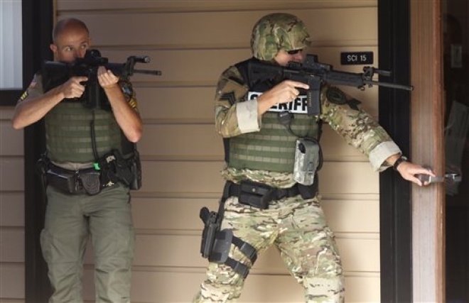 އޮކްޓޫބަރު 2، 2015: އެމެރިކާގެ އޮރިގަންގެ ރަށްފުށު ހިސާބެއްގައި ހުރި ކޮލެޖަކަށް މީހަކު ބަޑިން ހަމަލާދީ ނުވަ މީހުން މަރާލި ހާދިސާގެ ތެރޭން -- ފޮޓޯ/ އޭޕީ