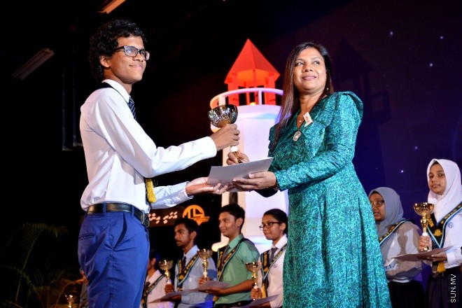 އޮކްޓޯބަރު 5، 2015: ތާޖުއްދީން ސްކޫލް ގައި ބޭއްވި އިނާމު ދިނުމުގެ ރަސްމިއްޔާތުގެ ތެރެއިން --- ސަން ފޮޓޯ/ ޔޫސުފް ސޮފްވާން 