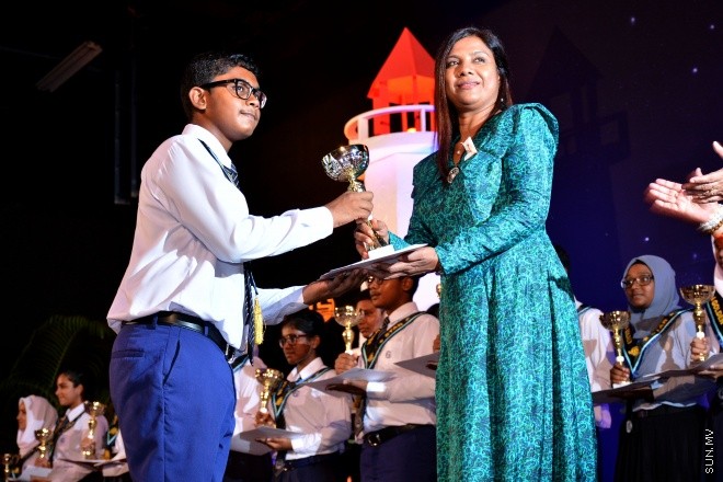 އޮކްޓޯބަރު 5، 2015: ތާޖުއްދީން ސްކޫލް ގައި ބޭއްވި އިނާމު ދިނުމުގެ ރަސްމިއްޔާތުގެ ތެރެއިން --- ސަން ފޮޓޯ/ ޔޫސުފް ސޮފްވާން 