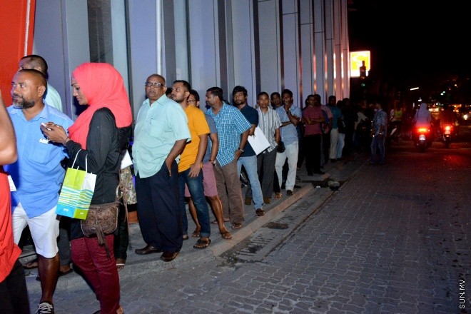 އޮކްޓޯބަރު 8، 2015: ދިރާގުން އައިފޯން 6 އެސް ރާއްޖޭގައި އޮފިޝަލްކޮ ވިއްކަން ފެށުން --- ސަން ފޮޓޯ/ ޔޫސުފް ސޮފްވާން