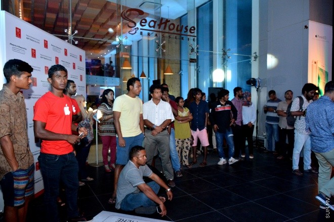 އޮކްޓޯބަރު 8، 2015: ދިރާގުން އައިފޯން 6 އެސް ރާއްޖޭގައި އޮފިޝަލްކޮ ވިއްކަން ފެށުން --- ސަން ފޮޓޯ/ ޔޫސުފް ސޮފްވާން