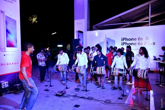 އޮކްޓޯބަރު 8، 2015: ދިރާގުން އައިފޯން 6 އެސް ރާއްޖޭގައި އޮފިޝަލްކޮ ވިއްކަން ފެށުން --- ސަން ފޮޓޯ/ ޔޫސުފް ސޮފްވާން