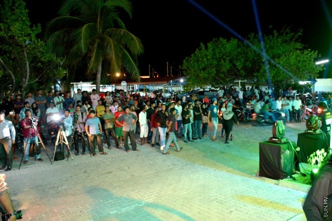 އޮކްޓޯބަރު 8، 2015: ދިރާގުން އައިފޯން 6 އެސް ރާއްޖޭގައި އޮފިޝަލްކޮ ވިއްކަން ފެށުން --- ސަން ފޮޓޯ/ ޔޫސުފް ސޮފްވާން