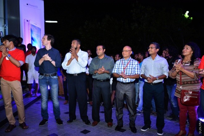 އޮކްޓޯބަރު 8، 2015: ދިރާގުން އައިފޯން 6 އެސް ރާއްޖޭގައި އޮފިޝަލްކޮ ވިއްކަން ފެށުން --- ސަން ފޮޓޯ/ ޔޫސުފް ސޮފްވާން