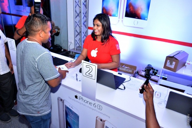 އޮކްޓޯބަރު 8، 2015: ދިރާގުން އައިފޯން 6 އެސް ރާއްޖޭގައި އޮފިޝަލްކޮ ވިއްކަން ފެށުން --- ސަން ފޮޓޯ/ ޔޫސުފް ސޮފްވާން