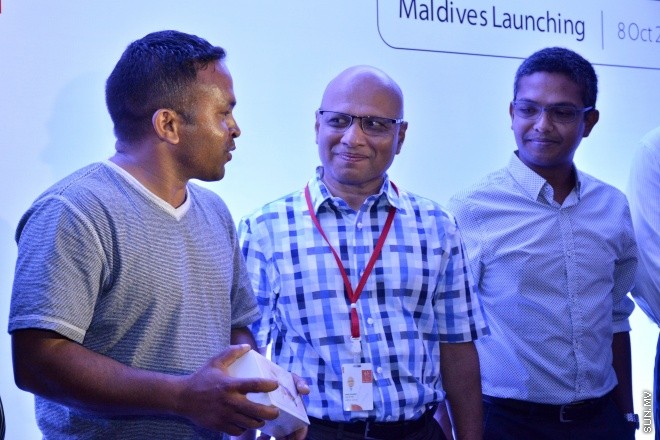 އޮކްޓޯބަރު 8، 2015: ދިރާގުން އައިފޯން 6 އެސް ރާއްޖޭގައި އޮފިޝަލްކޮ ވިއްކަން ފެށުން --- ސަން ފޮޓޯ/ ޔޫސުފް ސޮފްވާން