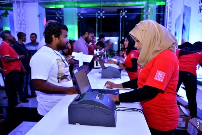އޮކްޓޯބަރު 8، 2015: ދިރާގުން އައިފޯން 6 އެސް ރާއްޖޭގައި އޮފިޝަލްކޮ ވިއްކަން ފެށުން --- ސަން ފޮޓޯ/ ޔޫސުފް ސޮފްވާން