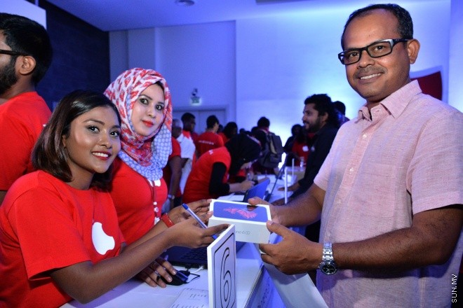 އޮކްޓޯބަރު 8، 2015: ދިރާގުން އައިފޯން 6 އެސް ރާއްޖޭގައި އޮފިޝަލްކޮ ވިއްކަން ފެށުން --- ސަން ފޮޓޯ/ ޔޫސުފް ސޮފްވާން