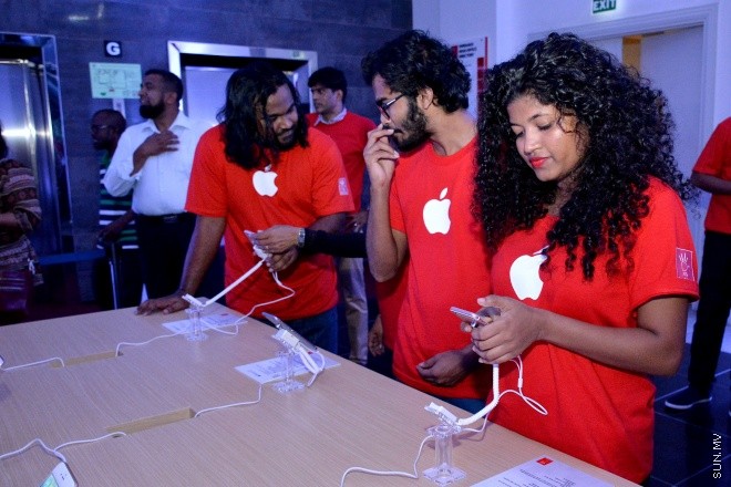 އޮކްޓޯބަރު 8، 2015: ދިރާގުން އައިފޯން 6 އެސް ރާއްޖޭގައި އޮފިޝަލްކޮ ވިއްކަން ފެށުން --- ސަން ފޮޓޯ/ ޔޫސުފް ސޮފްވާން