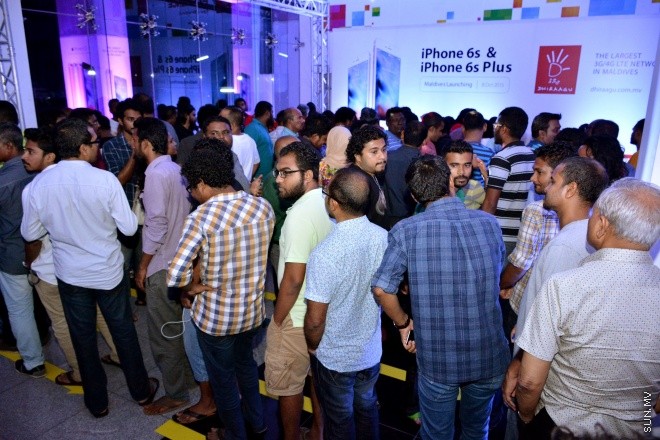 އޮކްޓޯބަރު 8، 2015: ދިރާގުން އައިފޯން 6 އެސް ރާއްޖޭގައި އޮފިޝަލްކޮ ވިއްކަން ފެށުން --- ސަން ފޮޓޯ/ ޔޫސުފް ސޮފްވާން