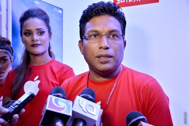 އޮކްޓޯބަރު 8، 2015: ދިރާގުން އައިފޯން 6 އެސް ރާއްޖޭގައި އޮފިޝަލްކޮ ވިއްކަން ފެށުން --- ސަން ފޮޓޯ/ ޔޫސުފް ސޮފްވާން