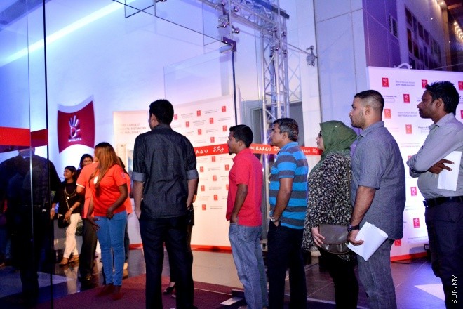 އޮކްޓޯބަރު 8، 2015: ދިރާގުން އައިފޯން 6 އެސް ރާއްޖޭގައި އޮފިޝަލްކޮ ވިއްކަން ފެށުން --- ސަން ފޮޓޯ/ ޔޫސުފް ސޮފްވާން