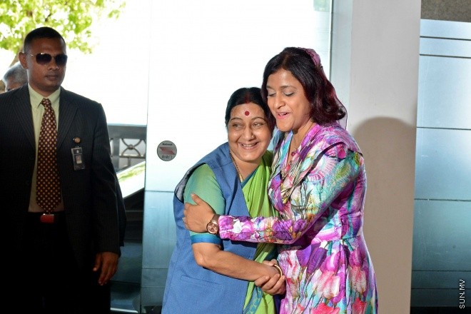 އޮކްޓޯބަރ 11، 2015: އިންޑިއާގެ އެކްސްޓާނަލް މިނިސްޓަރ ސުޝްމާ ސުވަރާޖު އާއި އެކު ފޮރިން މިނިސްޓްރީގައި ބޭއްވި އިންޑިއާ މޯލްޑިވްސް ޖޮއިންޓް ކޮމިޝަންގެ ބައްދަލުވުމުގެ ތެރެއިން -- ސަންފޮޓޯ/ ޔޫސުފް ސޮފްވާން