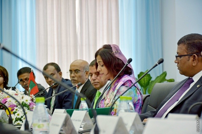 އޮކްޓޯބަރ 11، 2015: އިންޑިއާގެ އެކްސްޓާނަލް މިނިސްޓަރ ސުޝްމާ ސުވަރާޖު އާއި އެކު ފޮރިން މިނިސްޓްރީގައި ބޭއްވި އިންޑިއާ މޯލްޑިވްސް ޖޮއިންޓް ކޮމިޝަންގެ ބައްދަލުވުމުގެ ތެރެއިން -- ސަންފޮޓޯ/ ޔޫސުފް ސޮފްވާން