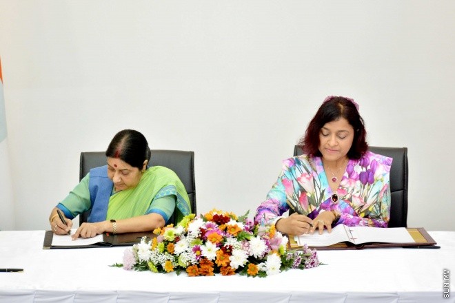 އޮކްޓޯބަރ 11، 2015: އިންޑިއާގެ އެކްސްޓާނަލް މިނިސްޓަރ ސުޝްމާ ސުވަރާޖު އާއި އެކު ފޮރިން މިނިސްޓްރީގައި ބޭއްވި އިންޑިއާ މޯލްޑިވްސް ޖޮއިންޓް ކޮމިޝަންގެ ބައްދަލުވުމުގެ ތެރެއިން -- ސަންފޮޓޯ/ ޔޫސުފް ސޮފްވާން